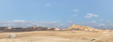 Khatsatson deresinin yakınındaki taş çölden geçen yol, Ölü Deniz 'in İsrail tarafında, Kudüs yakınlarında.