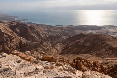 Ölü Deniz üzerinde gün doğumu Khatsatson deresi yakınlarındaki taştan çöl dağları yakınında, Ölü Deniz 'in İsrail tarafında, Kudüs yakınlarında, İsrail' de