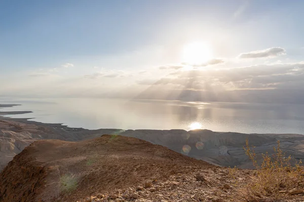 在死海的以色列一侧靠近以色列境内耶路撒冷的Khatsatson溪的石质沙漠山脉附近 日出越过死海 — 图库照片