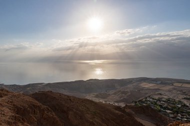 Ölü Deniz üzerinde gün doğumu Khatsatson deresi yakınlarındaki taştan çöl dağları yakınında, Ölü Deniz 'in İsrail tarafında, Kudüs yakınlarında, İsrail' de