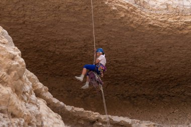 Kudüs, İsrail, 05 Mayıs 2022: İsrail Bağımsızlık Günü deneyimli sporcusu, İsrail 'in Kudüs kenti yakınlarındaki Khatsatson deresi yakınlarındaki Judean Çölü dağlarında iple iple iniyor..