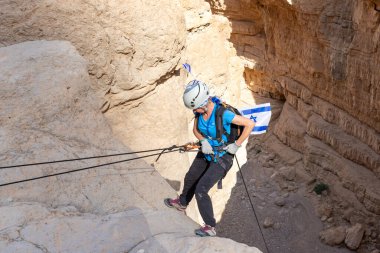 Kudüs, İsrail, 05 Mayıs 2022: İsrail Bağımsızlık Günü deneyimli sporcusu, İsrail 'in Kudüs kenti yakınlarındaki Khatsatson deresi yakınlarındaki Judean Çölü dağlarında iple iple iniyor..
