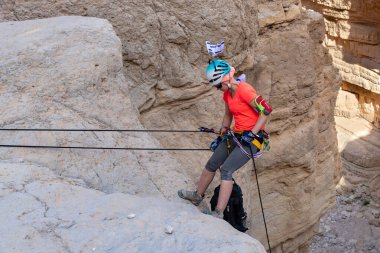 Kudüs, İsrail, 05 Mayıs 2022: İsrail Bağımsızlık Günü deneyimli sporcusu, İsrail 'in Kudüs kenti yakınlarındaki Khatsatson deresi yakınlarındaki Judean Çölü dağlarında iple iple iniyor..