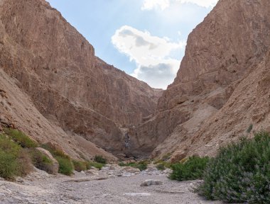 Kuru nehir yatağı Khatsatson deresinin yakınındaki taştan çölden geçiyor, İsrail 'deki Kudüs yakınlarında, Ölü Deniz' in İsrail tarafında.
