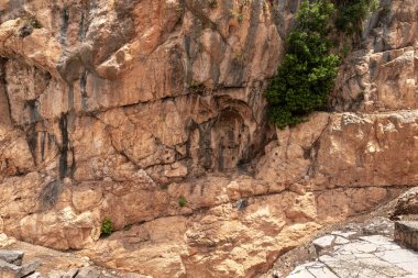 İsrail 'in kuzeyindeki bir milli parkın yakınındaki Khirbat Panyas Banyas tapınağının kalıntıları.