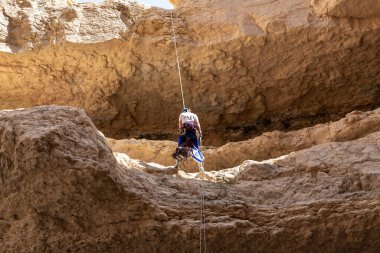 Kudüs, İsrail, 05 Mayıs 2022: İsrail Bağımsızlık Günü deneyimli sporcusu, İsrail 'in Kudüs kenti yakınlarındaki Khatsatson deresi yakınlarındaki Judean Çölü dağlarında iple iple iniyor..