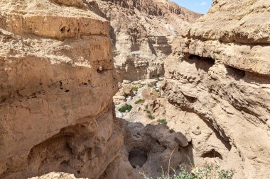 Kuru nehir yatağındaki doğal taş kemer Khatsatson deresinin yakınındaki taştan çölden geçiyor, İsrail 'deki Ölü Deniz' in İsrail tarafında, Kudüs yakınlarında.