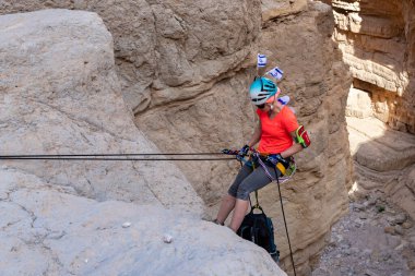 Kudüs, İsrail, 05 Mayıs 2022: İsrail Bağımsızlık Günü deneyimli sporcusu, İsrail 'in Kudüs kenti yakınlarındaki Khatsatson deresi yakınlarındaki Judean Çölü dağlarında iple iple iniyor..