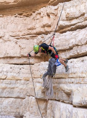 Kudüs, İsrail, 05 Mayıs 2022: İsrail Bağımsızlık Günü deneyimli sporcusu, İsrail 'in Kudüs kenti yakınlarındaki Khatsatson deresi yakınlarındaki Judean Çölü dağlarında iple iple iniyor..