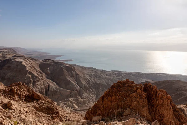 Ölü Deniz üzerinde gün doğumu Khatsatson deresi yakınlarındaki taştan çöl dağları yakınında, Ölü Deniz 'in İsrail tarafında, Kudüs yakınlarında, İsrail' de