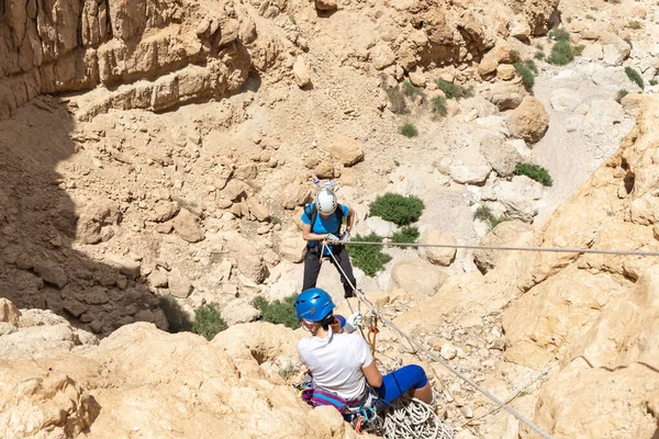 Kudüs, İsrail, 05 Mayıs 2022: İsrail Bağımsızlık Günü deneyimli sporcusu, İsrail 'in Kudüs kenti yakınlarındaki Khatsatson deresi yakınlarındaki Judean Çölü dağlarında iple iple iniyor..