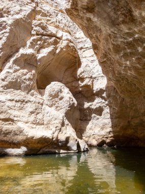 İsrail 'deki Kudüs yakınlarında, Ölü Deniz' in İsrail tarafında, Rathe deresinin yanındaki taş çöl.