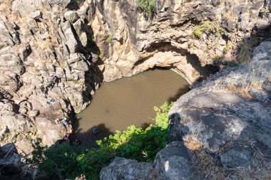 İsrail 'in kuzeyindeki Golan Tepeleri' ndeki Jalabun nehrinin üzerindeki Dvora şelalesinin yanında küçük bir göl.