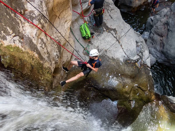 Qatsrin Israel June 2022 Experienced Athlete Descends Equipment Rappel Waterfall — Stock Photo, Image