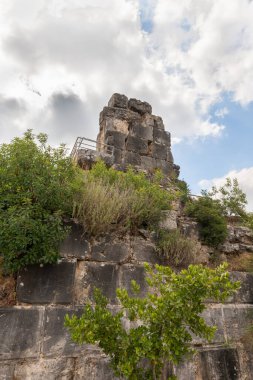 Monfort Kalesi 'nin kalıntıları Shlomi şehrinden çok uzak olmayan kuzey İsrail' deki Galilee 'de ormanla kaplı yüksek bir tepede yer almaktadır.