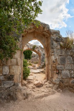 Monfort Kalesi 'nin kalıntıları Shlomi şehrinden çok uzak olmayan kuzey İsrail' deki Galilee 'de ormanla kaplı yüksek bir tepede yer almaktadır.