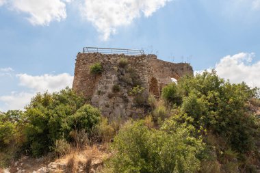 Monfort Kalesi 'nin kalıntıları Shlomi şehrinden çok uzak olmayan kuzey İsrail' deki Galilee 'de ormanla kaplı yüksek bir tepede yer almaktadır.