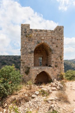 Monfort Kalesi 'nin kalıntıları Shlomi şehrinden çok uzak olmayan kuzey İsrail' deki Galilee 'de ormanla kaplı yüksek bir tepede yer almaktadır.