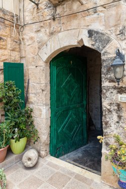 İsrail 'in kuzeyindeki Galilee' deki Arap Hristiyan köyü Miilya 'nın büyük ahşap oymalı ön kapısı.