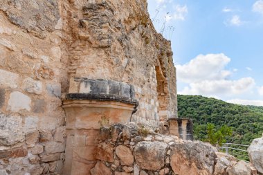 Monfort Kalesi 'nin kalıntıları Shlomi şehrinden çok uzak olmayan kuzey İsrail' deki Galilee 'de ormanla kaplı yüksek bir tepede yer almaktadır.