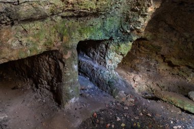 İsrail 'in kuzeyindeki Celile, Kibbutz Yehiam' daki Yehiam Haçlı Kalesi 'nde Bizans' a ait bir mezar.