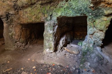İsrail 'in kuzeyindeki Celile, Kibbutz Yehiam' daki Yehiam Haçlı Kalesi 'nde Bizans' a ait bir mezar.