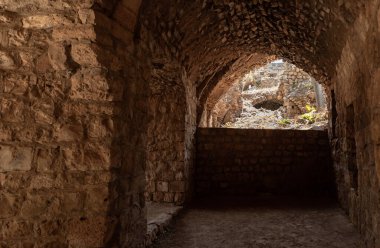 Kuzey İsrail 'deki Kibbutz Yehiam' daki Yehiam Haçlı Kalesi 'nin iyi korunmuş kalıntıları.