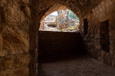 Kuzey İsrail 'deki Kibbutz Yehiam' daki Yehiam Haçlı Kalesi 'nin iyi korunmuş kalıntıları.