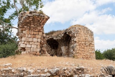 Kuzey İsrail 'deki Kibbutz Yehiam' daki Yehiam Haçlı Kalesi 'nin iyi korunmuş kalıntıları.