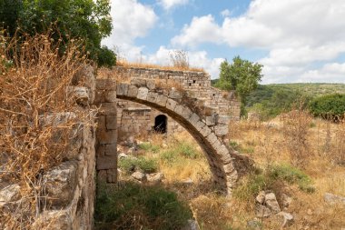 Kuzey İsrail, Celile 'deki Kibbutz Gaaton yakınlarındaki Gaaton Haçlı Kalesi' nin iyi korunmuş kalıntıları.