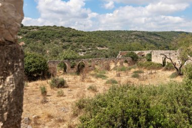 Kuzey İsrail, Celile 'deki Kibbutz Gaaton yakınlarındaki Gaaton Haçlı Kalesi' nin iyi korunmuş kalıntıları.