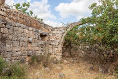 Kuzey İsrail, Celile 'deki Kibbutz Gaaton yakınlarındaki Gaaton Haçlı Kalesi' nin iyi korunmuş kalıntıları.