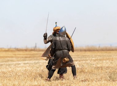 Tiberias, İsrail, 01 Temmuz 2022: 1187 'deki Hattin Boynuzları savaşının yeniden inşasına katılanlar Tiberias, İsrail yakınlarındaki savaş alanına katıldılar