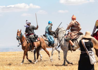 Tiberias, İsrail, 01 Temmuz 2022: 1187 'deki Hattin Boynuzları savaşının yeniden inşasına katılanlar Tiberias, İsrail yakınlarındaki savaş alanına katıldılar