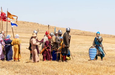 Tiberias, İsrail, 01 Temmuz 2022: 1187 'deki Hattin Boynuzları savaşının yeniden inşasına katılanlar Tiberias, İsrail yakınlarındaki savaş alanına katıldılar