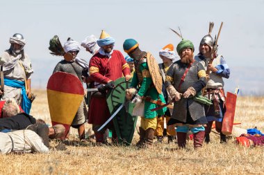 Tiberias, İsrail, 01 Temmuz 2022: 1187 'deki Hattin Boynuzları savaşının yeniden inşasına katılanlar Tiberias, İsrail yakınlarındaki savaş alanına katıldılar