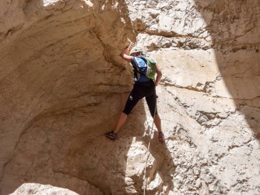 Kudüs, İsrail, Mayıs 05, 2022: İsrail 'in Kudüs kenti yakınlarındaki Rathe deresi yakınlarındaki Judean Çölü dağlarında iple iple iniş yapan deneyimli sporcu.