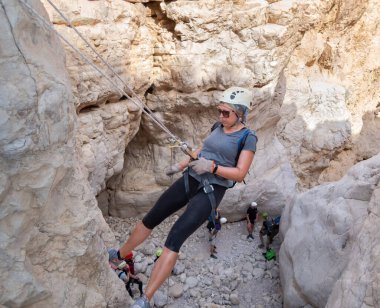 Kudüs, İsrail, Mayıs 05, 2022: İsrail 'in Kudüs kenti yakınlarındaki Rathe deresi yakınlarındaki Judean Çölü dağlarında iple iple iniş yapan deneyimli sporcu.