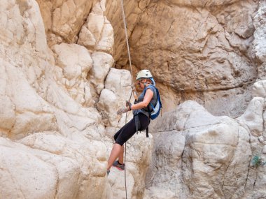 Kudüs, İsrail, Mayıs 05, 2022: İsrail 'in Kudüs kenti yakınlarındaki Rathe deresi yakınlarındaki Judean Çölü dağlarında iple iple iniş yapan deneyimli sporcu.