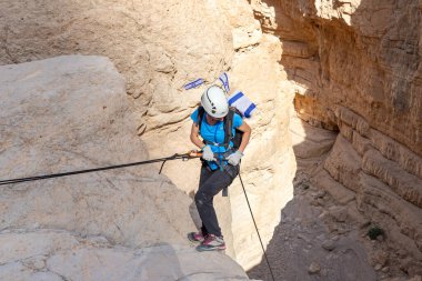 Kudüs, İsrail, 05 Mayıs 2022: İsrail Bağımsızlık Günü deneyimli sporcusu, İsrail 'in Kudüs kenti yakınlarındaki Khatsatson deresi yakınlarındaki Judean Çölü dağlarında iple iple iniyor..