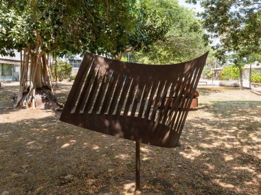 Hayfa, İsrail, 20 Ağustos 2022: Kuzey İsrail 'de Kibbutz En Carmel' de yaşayan zanaatkarlar tarafından yapılan demir kalıntılarından elde edilen sergiler