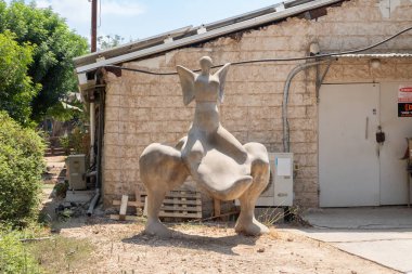 Hayfa, İsrail, 20 Ağustos 2022: Taştan yapılmış ve Kuzey İsrail 'de Kibbutz En Carmel' de yaşayan zanaatkarlar tarafından yapılan soyut sanat tarzında sergi
