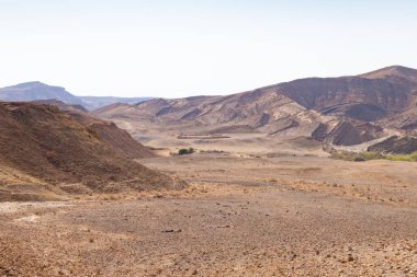 Eski, terk edilmiş, harap olmuş bir kervanın kalıntıları. İsrail 'in güneyindeki sonsuz taştan çölün görkemli güzelliği.