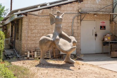 Hayfa, İsrail, 20 Ağustos 2022: Taştan yapılmış ve Kuzey İsrail 'de Kibbutz En Carmel' de yaşayan zanaatkarlar tarafından yapılan soyut sanat tarzında sergi