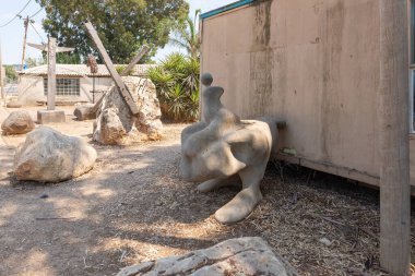 Hayfa, İsrail, 20 Ağustos 2022: Taştan yapılmış ve Kuzey İsrail 'de Kibbutz En Carmel' de yaşayan zanaatkarlar tarafından yapılan soyut sanat tarzında sergi