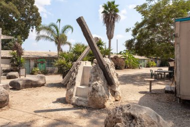 Hayfa, İsrail, 20 Ağustos 2022: İsrail 'in kuzeyinde Kibbutz En Carmel' de yaşayan zanaatkarlar tarafından yapılan taş ve ahşaptan yapılmış sergi