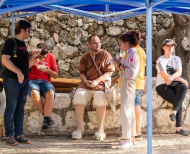 Kudüs, İsrail, 24 Eylül 2022: Satir gibi giyinmiş bir katılımcı Kudüs, İsrail 'deki Ein Yael Müzesi' ndeki Kudüs Şövalyeleri Festivali 'nde ziyaretçilere sesleniyor