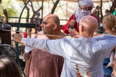 Kudüs, İsrail, 24 Eylül 2022: Bir ziyaretçi İsrail 'in Kudüs kentindeki Ein Yael Müzesi' ndeki Kudüs Şövalyeleri Festivali 'nde okçuluk yapıyor.