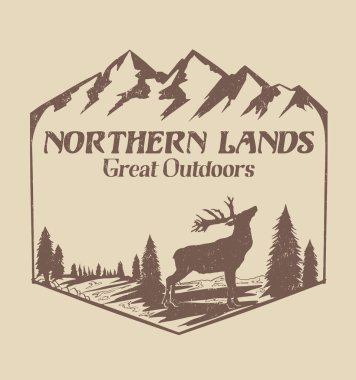 Dağlık orman manzarası ve eski büyük geyik silueti olan bir tişört izi. Vektör illüstrasyonu, Macera Tipografisi, Kuzey Toprakları teması