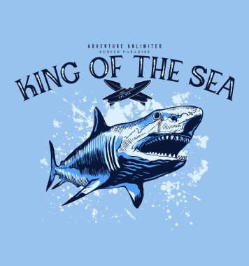 Büyük köpekbalığının el çizimi tasviri ve arka planda köpekbalığı dişi izleri olan sörf tahtaları ve denizlerin kralı, yaratıcı tasarımı olan Tee baskısı
